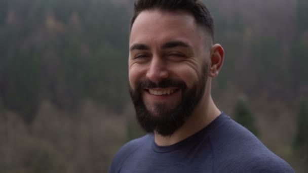 Бородатий фітнес-чоловік посміхається широко після тренування — стокове відео