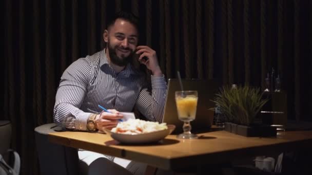 Empresário barbudo feliz e sorridente a falar ao telefone, feliz com o acordo que fez — Vídeo de Stock