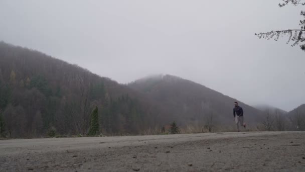 Jogger masculino con barba vestida en entrenamiento de ropa deportiva en día de niebla — Vídeos de Stock