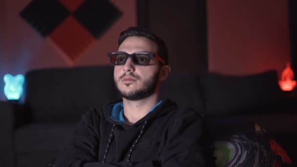 Homem em óculos 3d assistindo filme em casa, experimentando grandes explosões — Vídeo de Stock