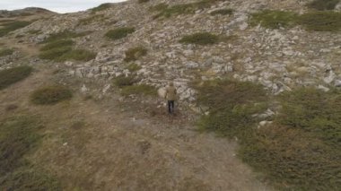 Gezgin Rocky Hill 'de tek başına yürüyor, tatilin tadını çıkarıyor. 