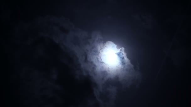 Volle maan in de flarden van donkere wolken verdwijnen — Stockvideo