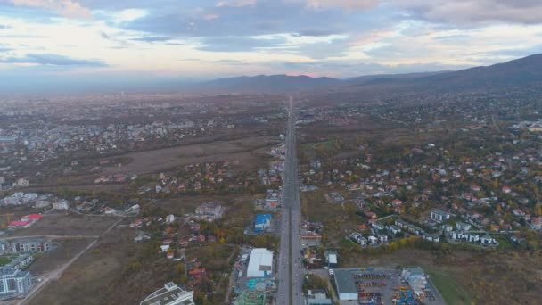 ブルガリアのソフィア市内の入り口の道路の上の景色、美しい雲のトップビュー — ストック動画
