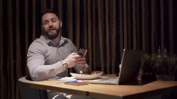 Elegante jovem homem de negócios do sexo masculino rindo e falando enquanto janta no restaurante — Vídeo de Stock