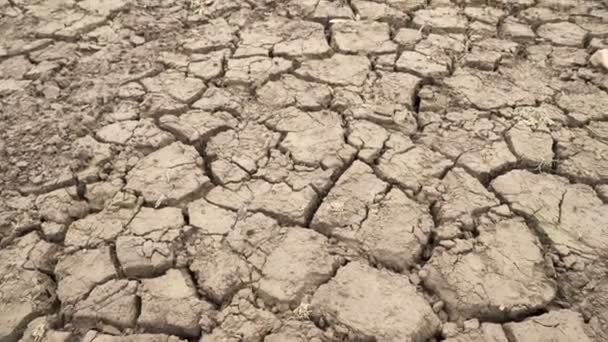 Ontroest gedroogde lege bodem van Studena dam reservior van drinkwater in de buurt van Pernik, Bulgarije. Catastrofale ramp — Stockvideo