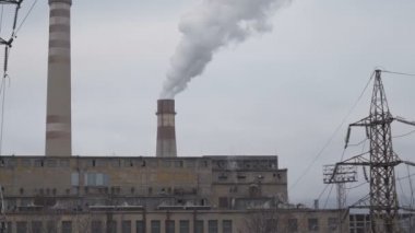 Çelik fabrikası, Metalurji fabrikası. Ağır sanayi fabrikası. Dumanlı çelik fabrikası. Dumanlı borular. Ekoloji sorunları, atmosferik kirleticiler. 