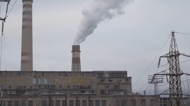 Aciérie, usine de métallurgie. Usine industrielle lourde. Usine d'acier avec smog. Tuyaux avec fumée. Problèmes écologiques, polluants atmosphériques . — Video