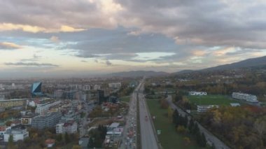 Bulgaristan 'ın Sofya kentindeki bir otoyol kavşağındaki trafik sıkışıklığının hava görüntüsü