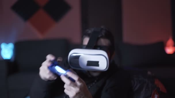 Man die spelletjes speelt met Vr bril en controller geconcentreerd in het spel — Stockvideo