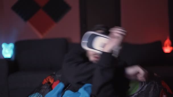 Asustado jugador con gafas VR cubriéndose con las manos, haciendo gesto protector con los brazos — Vídeo de stock