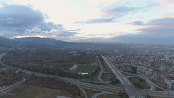 Luchtfoto van weg- en wegknooppunten. Toegang tot de stad Sofia via de ringweg — Stockvideo