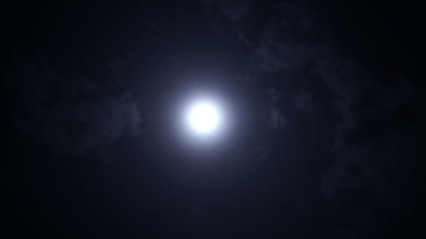 Romantisch en dromerig uitzicht op volle maan met grijze wolken 's nachts hemel — Stockvideo