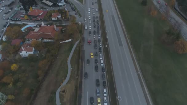 Top z lotu ptaka skrzyżowanie z góry, ruch samochodowy i dżem wiele samochodów, koncepcja transportu — Wideo stockowe