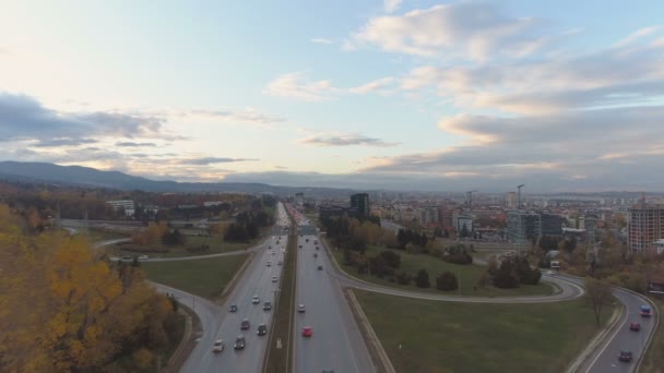 Luchtfoto van auto 's rijden op de snelweg en ringweg bij de ingang van Sofia, in Boyana — Stockvideo