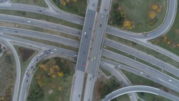 Vista superior, congestionamento de tráfego na estrada circular movimentada. Conceito de engarrafamento — Vídeo de Stock