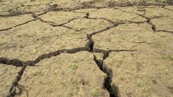 Cause catastrofiche di riscaldamento globale e inquinamento. Fondo vuoto incrinato della diga Studena, Pernik, Bulgaria — Video Stock