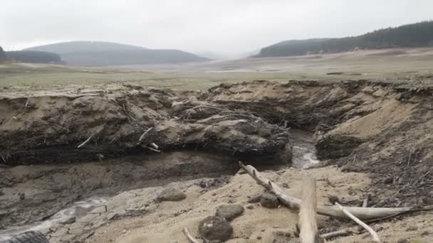 Маленькая вода течет к почти высохшей Студенской плотине в Болгарии. Концепция глобального потепления — стоковое видео