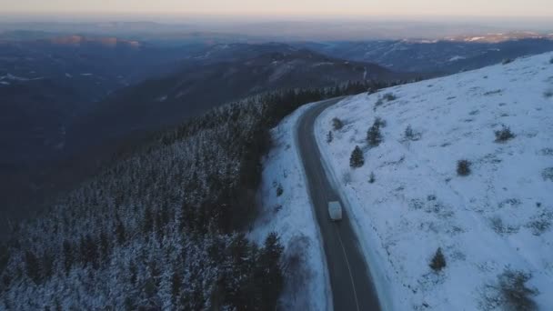 Caminhão de condução na estrada de gelo de inverno, vista aérea drone seguinte — Vídeo de Stock