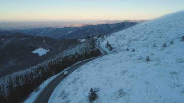 Camion semirimorchio bianco guida veloce verso su scivoloso inverno asfalto autostrada di montagna — Video Stock