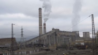 Büyük fabrika boruları tütüyor. Sis kirliliği kavramı