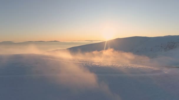 Montagne nebbiose nella soleggiata giornata invernale, vista aerea — Video Stock