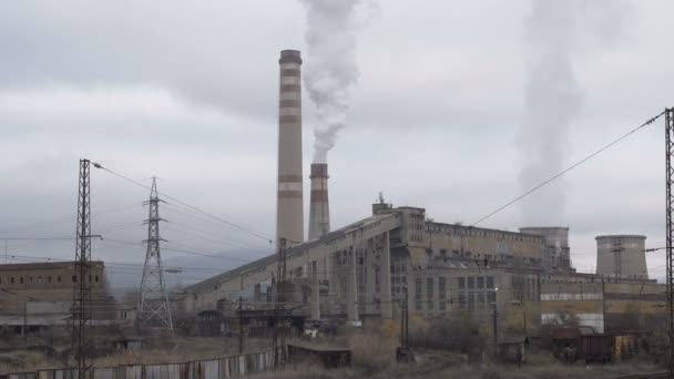Tovární komíny kouřící bílý smog na zamračené obloze — Stock video