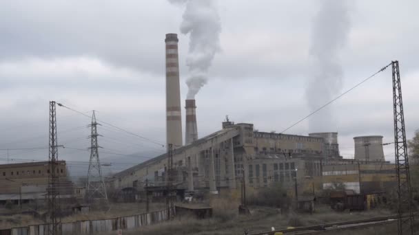 Höga stora fabriksrör som röker. Begreppet smog förorening — Stockvideo