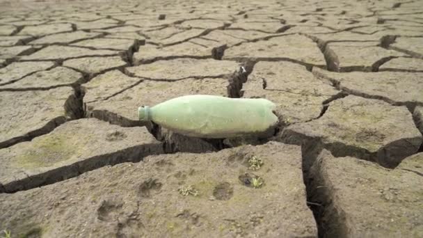 Leere Plastikflasche auf ausgetrocknetem Damm in Bulgarien. studena damm bei pernik — Stockvideo