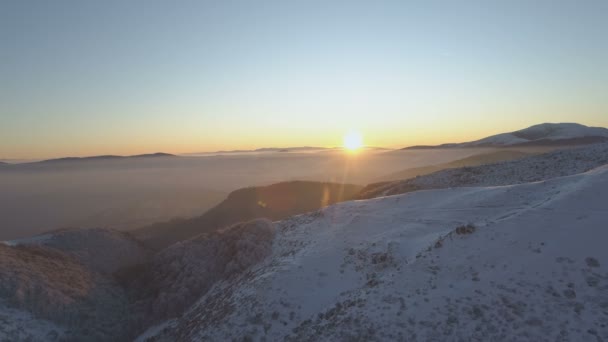 Majestätische Morgendämmerung in den schneebedeckten Bergen bei Sonnenuntergang, schöne Aussicht auf die Landschaft — Stockvideo