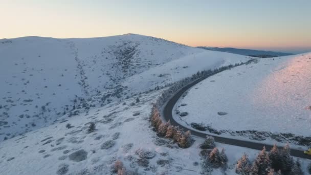 Camioneta amarilla conduciendo por la carretera de montaña de invierno, girando a la derecha. Paisaje escénico de montaña — Vídeos de Stock