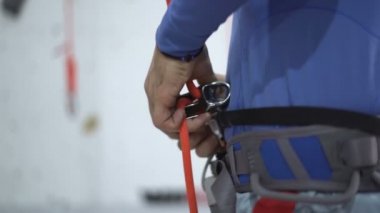 Halatlarla tırmanma ekipmanları kapalı alan tırmanma duvarı alıştırması için hazırlansın