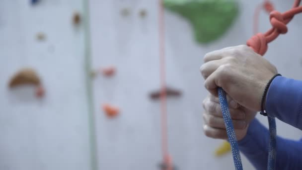 Mãos de alpinistas masculinos com equipamento durante a preparação para a escalada, close-up — Vídeo de Stock