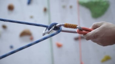 Tırmanıcı ayarlama halatı, yapay duvara tırmanma oturumu için karabiner ile halatı bağlayın