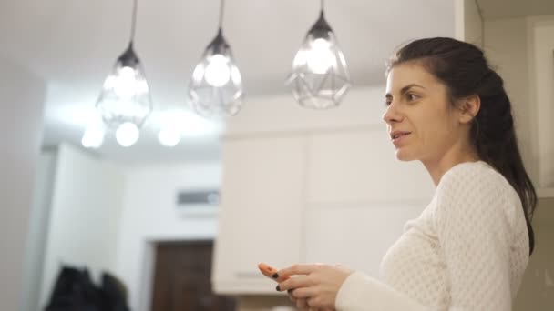 Mujer hermosa sonriendo y riendo mientras envía mensajes de texto en su teléfono inteligente — Vídeos de Stock