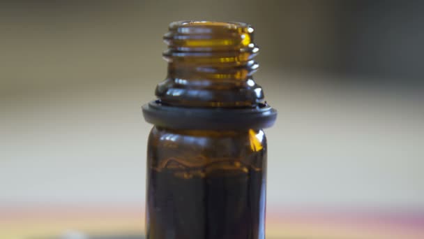Gotas de aceite de cáñamo en botella de vidrio . — Vídeo de stock