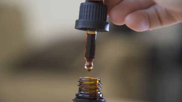 Doctor sosteniendo botella de gotero de aceite de cáñamo CBD — Vídeo de stock