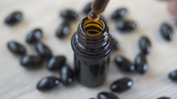 Gotas de frasco conta-gotas de enchimento de óleo de cânhamo, vista de perto — Vídeo de Stock