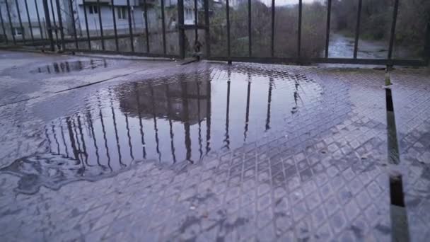 Nahaufnahme des Laufschuhs, der bei regnerischem Wetter in eine Pfütze tritt — Stockvideo