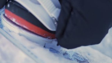 Snowboard botları giyen bir kızın yakın çekimi. Bağlar bağlanıyor