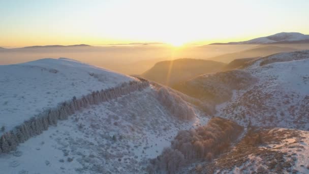 Fjellveien ved solnedgang. Landskap med snødekte tåkefjell ved solnedgang – stockvideo