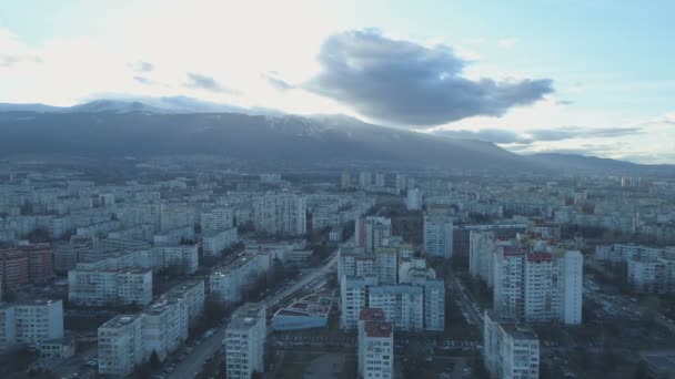 Mehrfamilienhäuser im Stadtteil Sofia mit Sonnenuntergangswolken und dem Vitosha-Berg im Hintergrund — Stockvideo