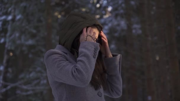 Fata superba cu ochelari de soare fixarea hain ei împotriva copacilor congelate — Videoclip de stoc