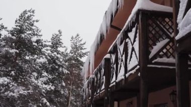 Dağ Ormanları Oteli 'nin çatısında büyük bir buz barajı var. Tehlike Konsepti