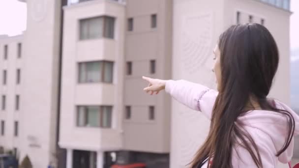 Улыбающаяся женщина делает жест рукой, указывая — стоковое видео