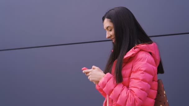 Linda mulher sorridente mensagens de texto, batendo na tela com os dedos — Vídeo de Stock