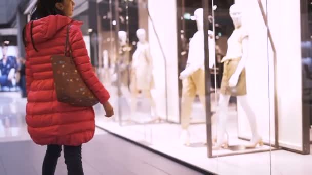 Atractiva chica de compras en el centro comercial — Vídeo de stock