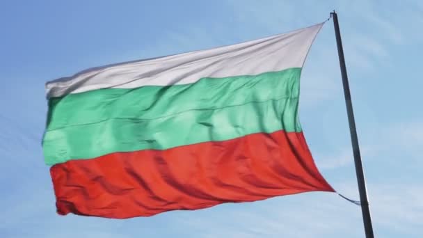 Bułgarska flaga jedwabna na maszcie flagowym przeciwko błękitnemu niebu — Wideo stockowe
