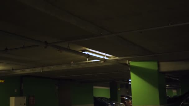 Horror estacionamento com luzes de néon piscando à noite — Vídeo de Stock