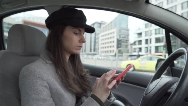 Giovane donna con cappello nero seduta in auto in attesa — Video Stock