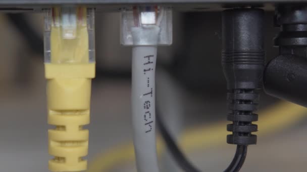 Configuración del router inalámbrico en casa u oficina — Vídeos de Stock